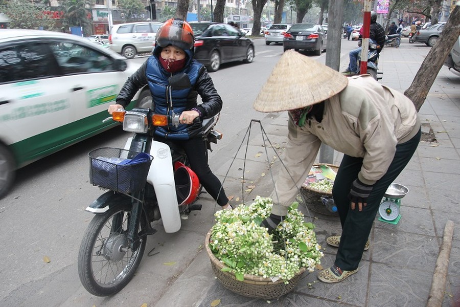 Dọc Giảng Võ hay tuyến đường Thái Hà - Chùa Bộc - Phạm Ngọc Thạch (Hà Nội) thời gian này thoang thoảng thơm mùi hoa bưởi. Hoa được bán từ sáng sớm đến chiều tối trên những gánh hàng rong với giá rất ré, khoảng 10.000 đồng/lạng.